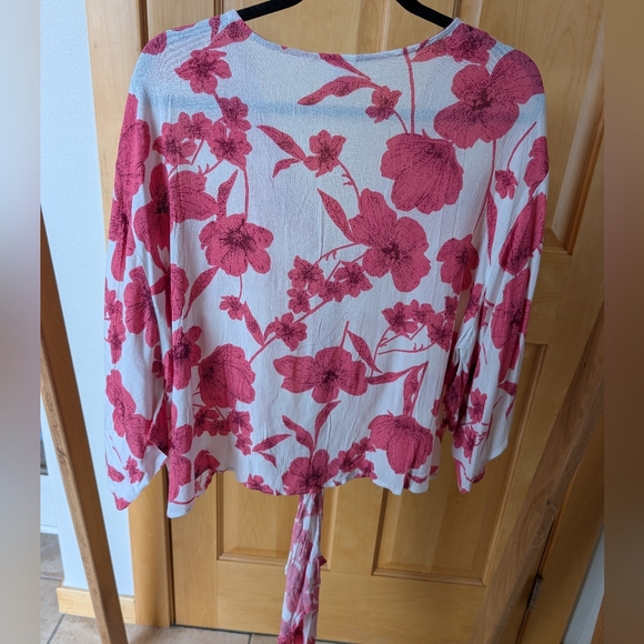 By Together Pink Floral V-Neck Blouse - Picture 5 of 8
